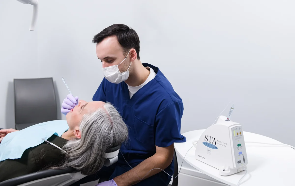 Profesional durante una atención odontológica con el sistema STA